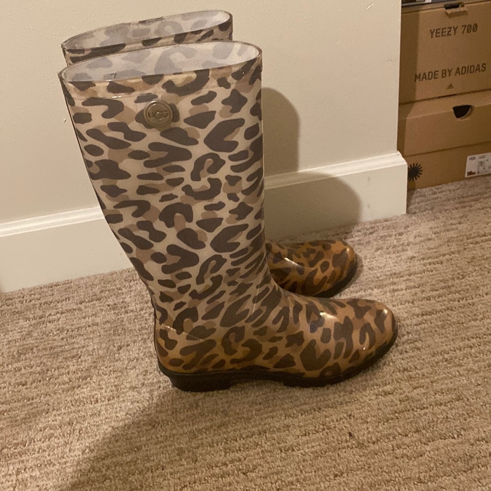 these are UGG rain boots, i’ve worn these a few times. very comfortable